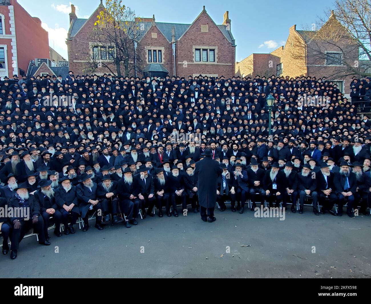 New York, New York, États-Unis. 20th novembre 2022. 20 novembre 2022 NEW YORK, DES MILLIERS DE RABBINS POSENT POUR "L'IMAGE DE CLASSE. Devant le siège social mondial de Chabad-Lubavitch, situé au 770 Eastern Parkway, Crown Heights, Brooklyn, N.Y.la tradition emblématique de New York est de retour pour la première fois depuis la pandémie. Des milliers de rabbins hassidiques vêtus de jarre traditionnelle se sont posés ensemble dans cette exposition massive de fierté juive (Credit image: © Bruce Cotler/ZUMA Press Wire) Credit: ZUMA Press, Inc./Alay Live News Banque D'Images