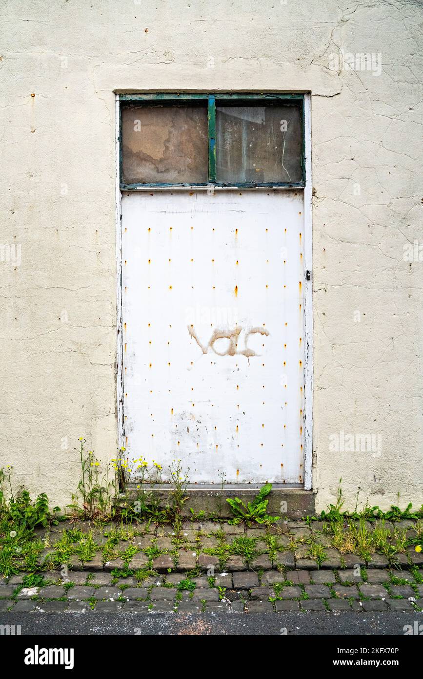Porte à clous peinte en blanc à l'arrière du bâtiment commercial Banque D'Images