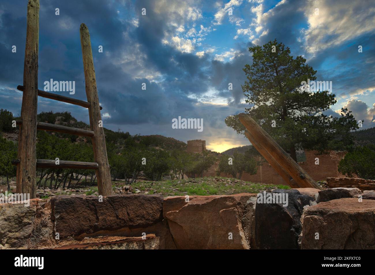 Gíusewa Pueblo Kiva avec les ruines de la mission San José de los Jémez en arrière-plan au lever du soleil. Banque D'Images