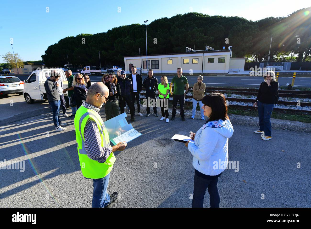 Left, Marco Ruberti, spécialiste de la sécurité, et Lucia Gullo, technicien de sécurité, affecté au bataillon de soutien sur le terrain de l'Armée – Afrique, 405th Brigade de soutien sur le terrain de l'Armée – Europe et Afrique, font un bref exposé au personnel de l'AFSB pendant la formation aux procédures d'évacuation, dans le cadre de la semaine de prévention des incendies. Camp Darby, DÉPÔT, Italie, 13 octobre 2022. Banque D'Images