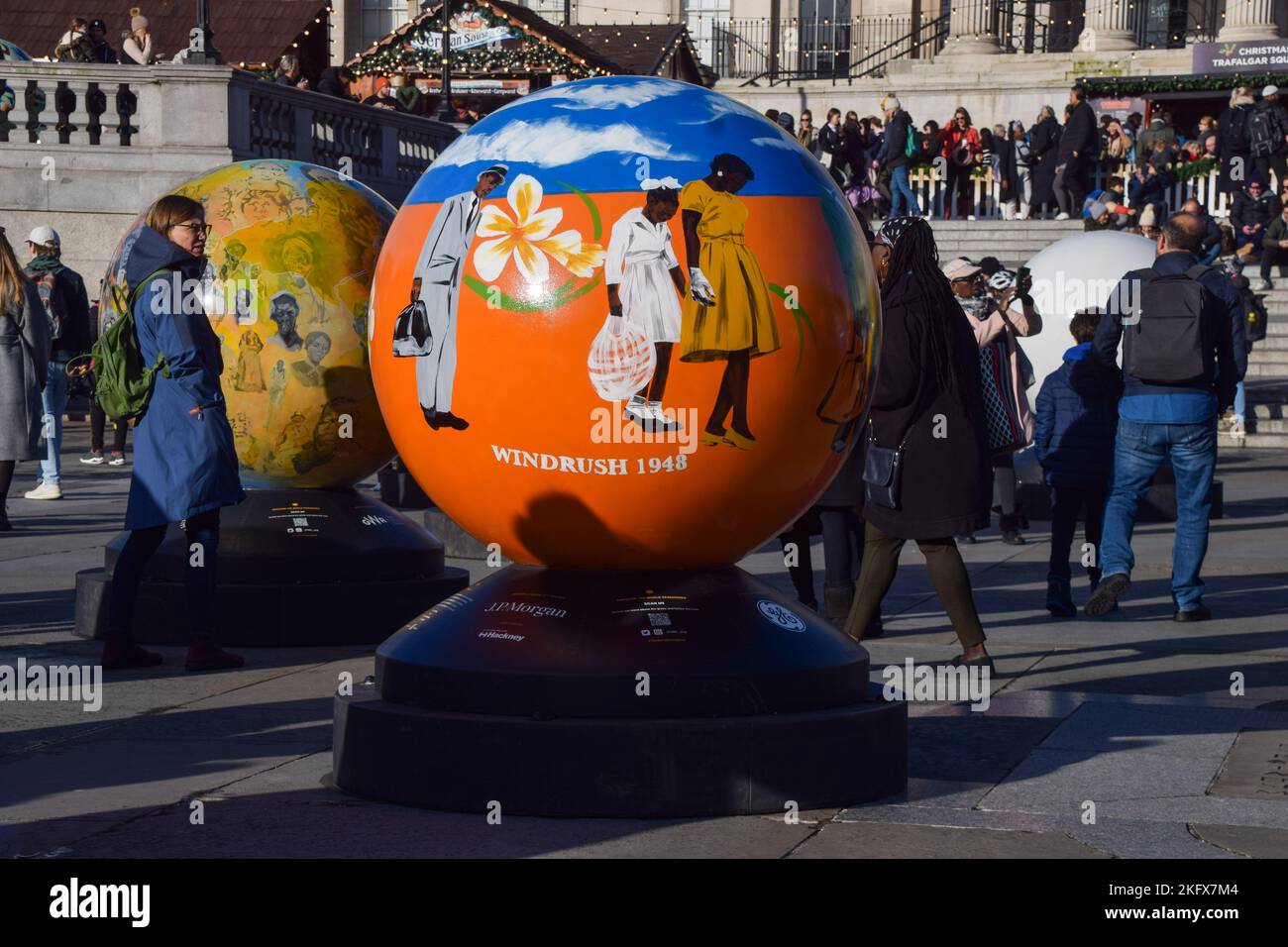 Un globe dédié à la génération Windrush sur Trafalgar Square, Londres. 96 globes créés par différents artistes ont été exposés à Trafalgar Square dans le cadre du projet « le monde repensé », qui explore l’histoire du commerce transatlantique des Africains enrasés et son impact. Banque D'Images