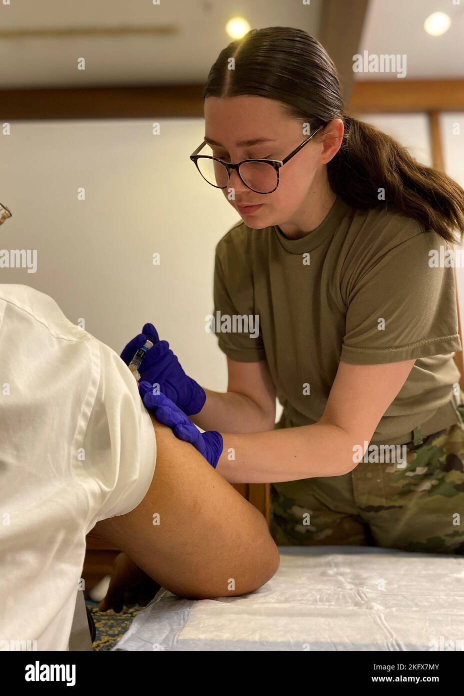 PFC de l'armée américaine. Florence Burnside, une technicienne en santé environnementale au Centre médical régional de Landstuhl, fournit une vaccination de rappel contre la grippe et bivalente COVID-19 à un retraité pendant la journée d'appréciation du retraité de la Garrison de l'armée américaine Rheinland Pfalz, le 13 octobre. Plus de 300 retraités ont assisté à l'événement avec des centaines inoculés. Banque D'Images