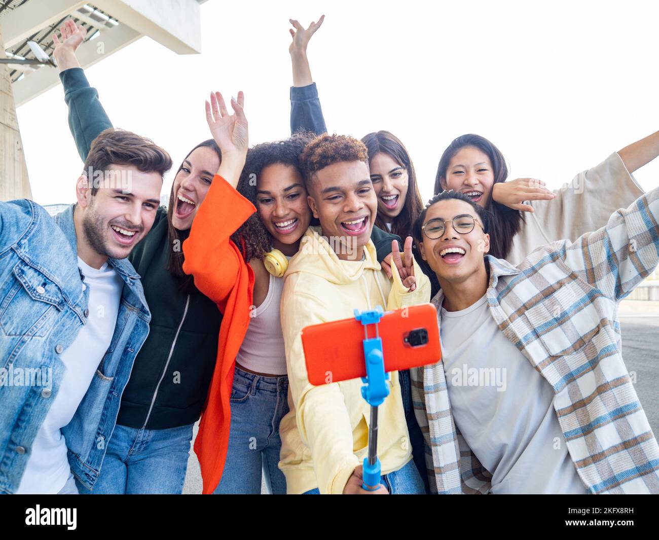 Groupe de jeunes amis divers appréciant et riant dans une ville prenant un selfie Banque D'Images