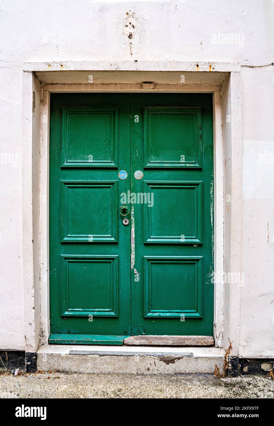 Entrée du bâtiment - portes doubles vertes Banque D'Images