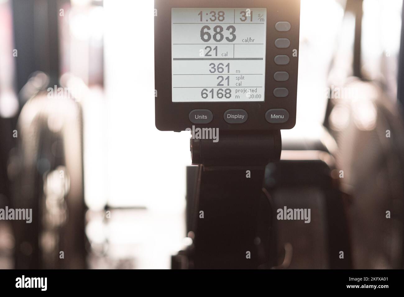 grand écran numérique d'une machine de sport avec des informations sur l'exercice physique Banque D'Images