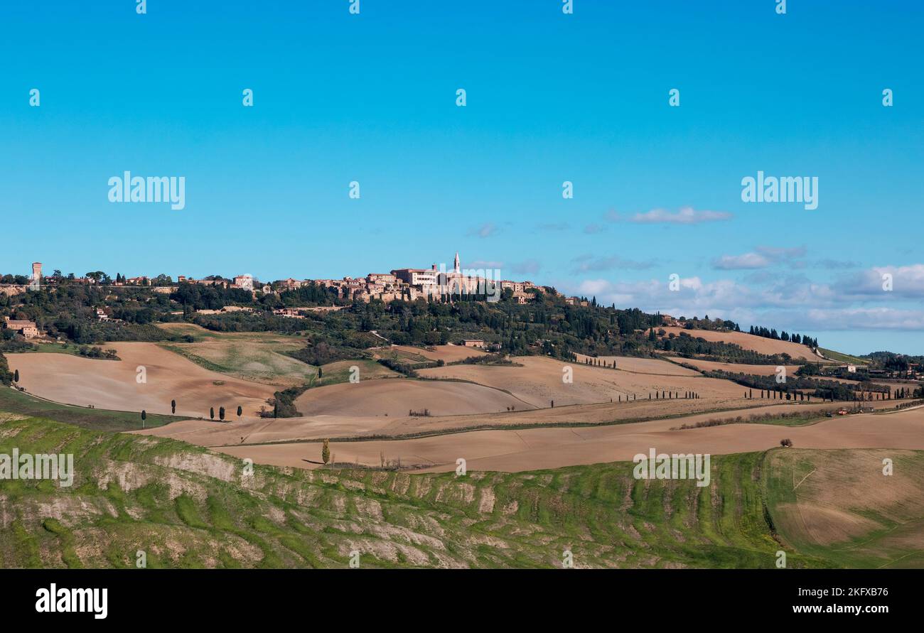 Vue sur la ville médiévale de Pienza, en Toscane, depuis la vallée, par une belle journée d'automne. Banque D'Images