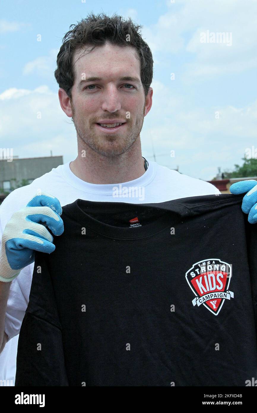 Brooklyn, NY, États-Unis. 23 juin 2010. IKE Davis, des NY mets at the Cool the Roof Project au YMCA Bedford-Stuyvesant. Crédit : Steve Mack/Alamy Banque D'Images