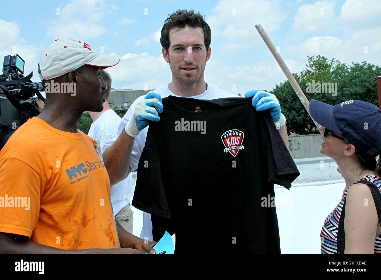 Brooklyn, NY, États-Unis. 23 juin 2010. IKE Davis, des NY mets at the Cool the Roof Project au YMCA Bedford-Stuyvesant. Crédit : Steve Mack/Alamy Banque D'Images