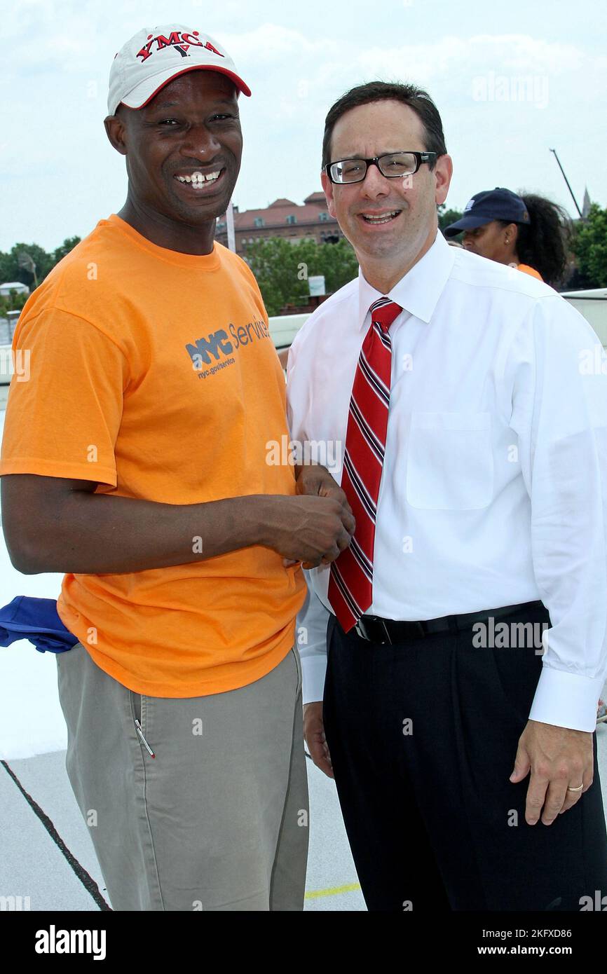 Brooklyn, NY, États-Unis. 23 juin 2010. Directeur exécutif du YMCA Bedford-Stuyvesant, Dordy Jourdain, commissaire des bâtiments de la ville de New York, Robert LiMandri au projet Cool the Roof du YMCA Bedford-Stuyvesant. Crédit : Steve Mack/Alamy Banque D'Images