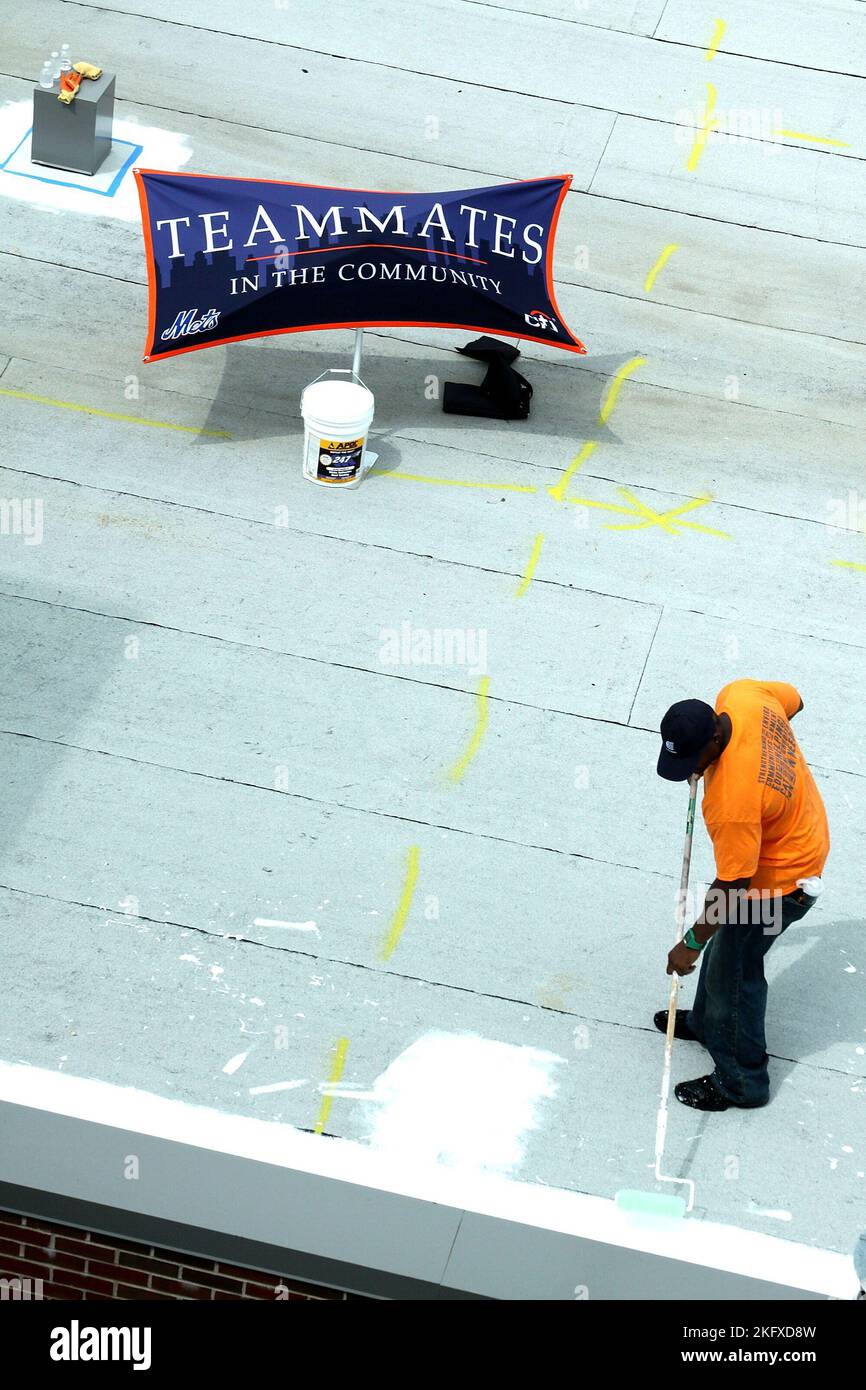 Brooklyn, NY, États-Unis. 23 juin 2010. Appliquez volontairement une couche de peinture réfléchissante au projet Cool the Roof du YMCA Bedford-Stuyvesant. Crédit : Steve Mack/Alamy Banque D'Images