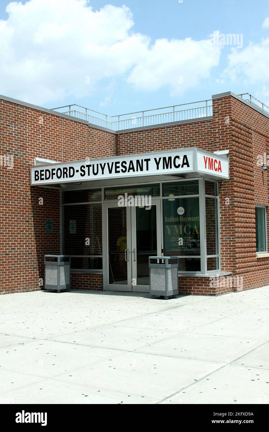 Brooklyn, NY, États-Unis. 23 juin 2010. Atmosphère, extérieur au projet Cool the Roof du YMCA Bedford-Stuyvesant. Crédit : Steve Mack/Alamy Banque D'Images