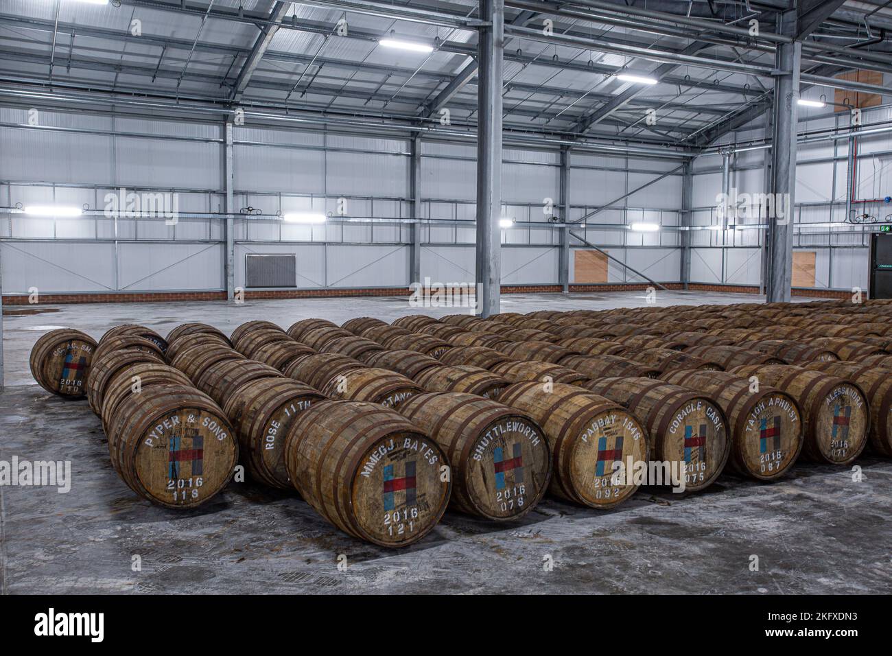 Fûts de whisky de l'île de Harris en entrepôt Banque D'Images