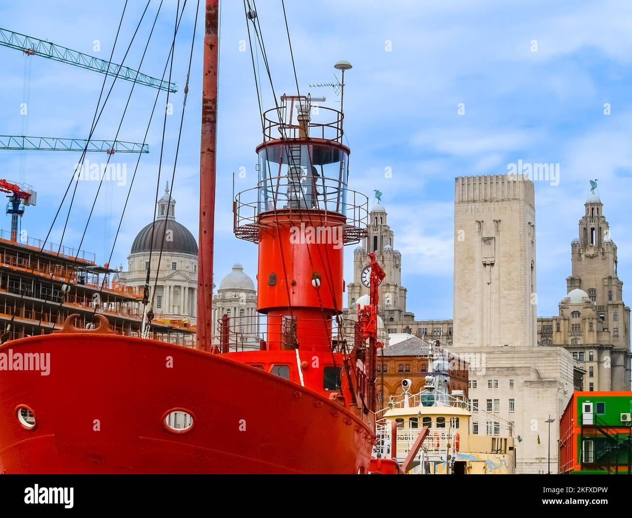 Scène de bâtiments et bateau rouge au Royal Albert Dock à Liverpool, Royaume-uni. Banque D'Images