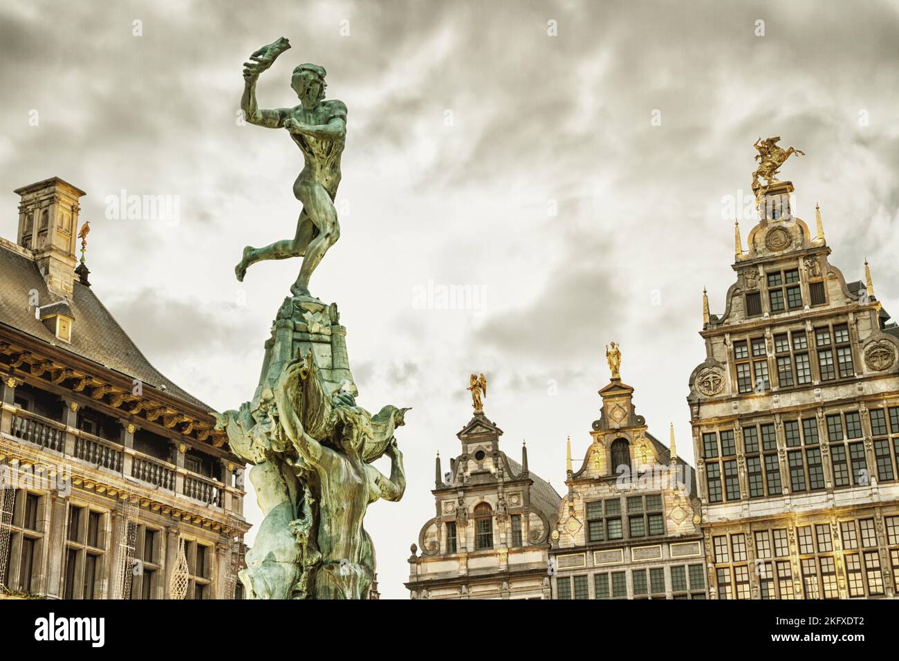 Paysage urbain - vue sur la fontaine Brabo et un bâtiment les Guildhouses, la Grote Markt d'Anvers, en Belgique Banque D'Images