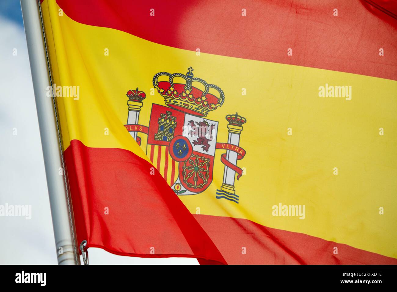 Drapeau de l'Espagne qui agite dans le vent le jour ensoleillé, arrière-plan, gros plan Banque D'Images