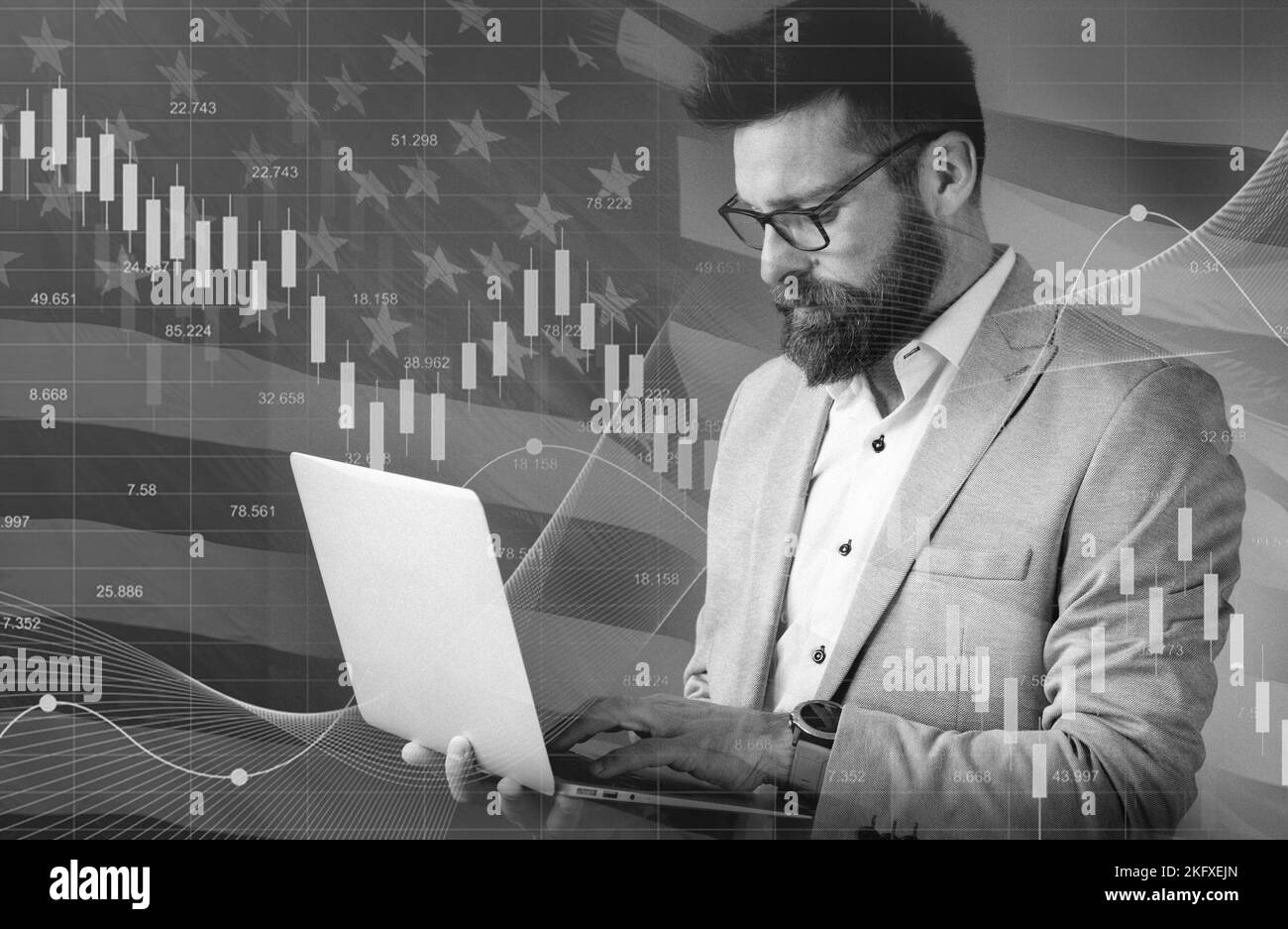Jeune homme d'affaires utilisant un ordinateur portable, USA drapeau arrière-plan, homme d'affaires investisseur Banque D'Images