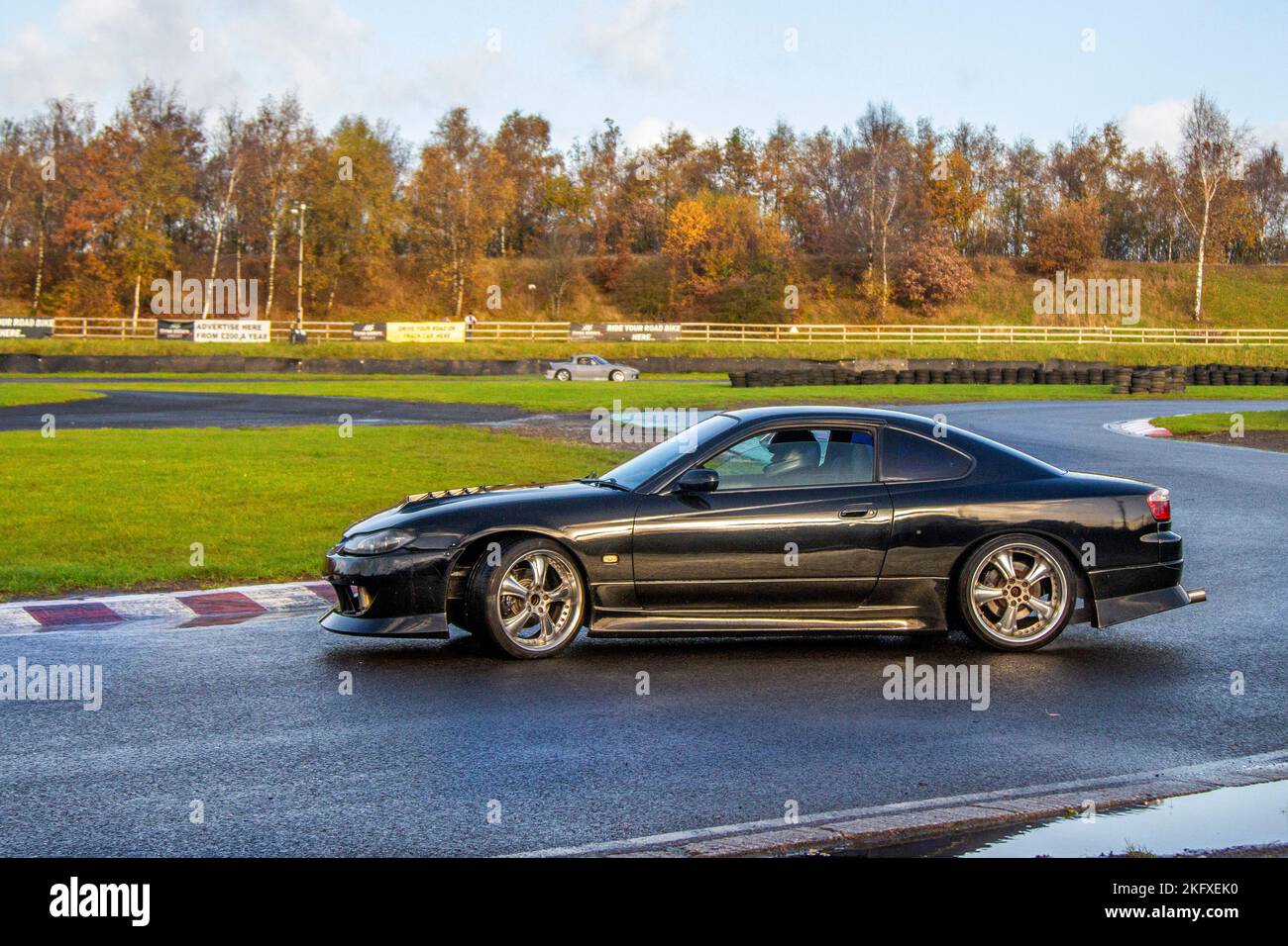 Coupé 16C noir NISSAN SILVIA TB TOURING 2000, manuelle à 1998cc 5 vitesses, voiture à propulsion arrière, conduite sur des pistes de dérive et virages à grande vitesse sur des routes humides lors d'une journée des trois sœurs de la dérive à Wigan, au Royaume-Uni Banque D'Images