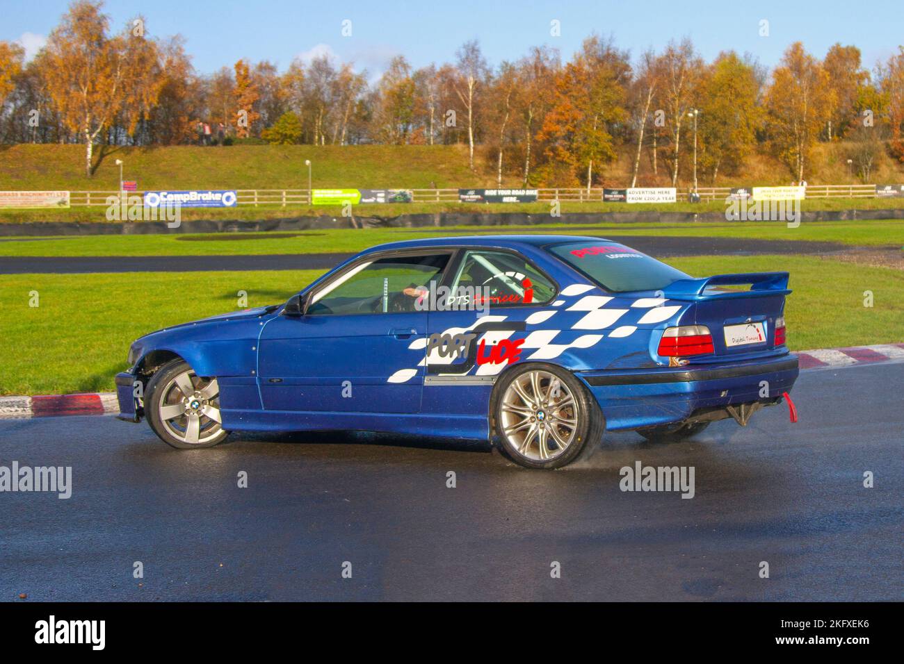 BMW E 46, SERVICES DTS, LOGISTIQUE À BÂBORD, réglage numérique; voiture à propulsion arrière, Conduite sur des pistes de dérive et virages à grande vitesse sur des routes humides lors d'une journée de la dérive des trois Sœurs à Wigan, au Royaume-Uni Banque D'Images