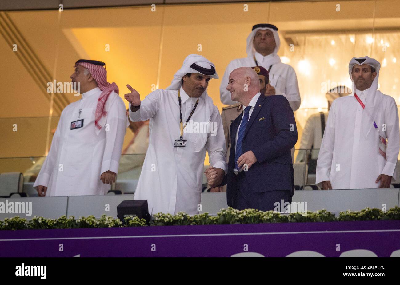 Doha, Qatar. 20th novembre 2022. Emir Sheikh Tamim bin Hamad Al Thani und Fifa Président Gianni Infantino main dans la main Qatar - coupe du monde de l'Equateur 2022 au Qatar crédit: Moritz Muller/Alamy Live News Banque D'Images