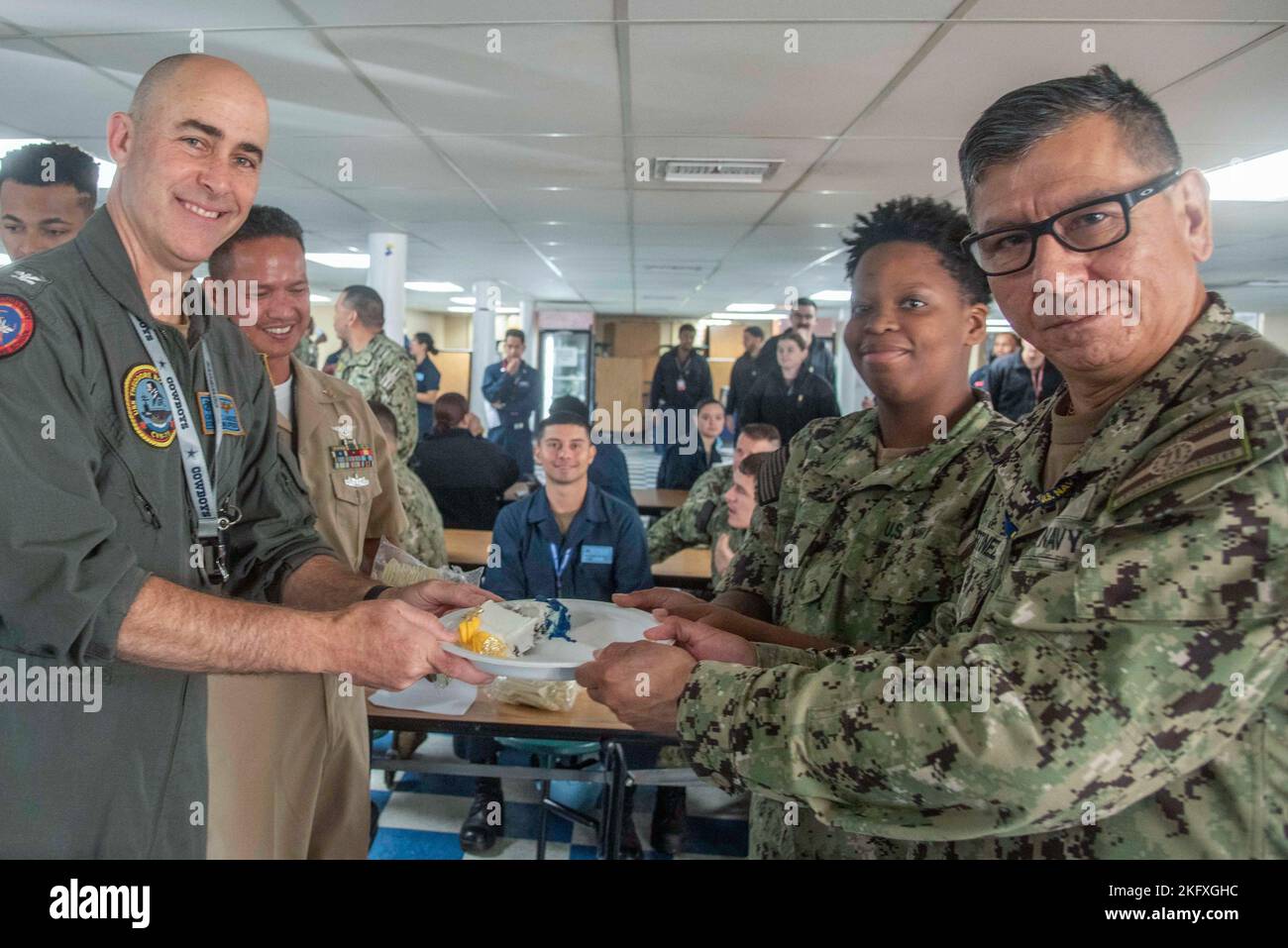 BASE NAVALE DE KITSAP-BREMERTON, Washington (oct 13, 2022) – le capitaine de la marine américaine Eric Anduze, commandant du porte-avions de la classe Nimitz USS Theodore Roosevelt (CVN 71), à gauche, Lt Cmdr. Lucas Martinezmendieta, le plus ancien Sailor présent, et le Matelot Raekayla Brady, le plus jeune Sailor présent, posent pour une photo après la coupe traditionnelle du gâteau d'anniversaire de la Marine à bord de la barge attribuée au porte-avions USS Theodore Roosevelt (CVN 71) de la classe Nimitz. Theodore Roosevelt subit une mise à quai prévue de disponibilité incrémentale au chantier naval de Puget Sound et intermédiaire Maintenan Banque D'Images