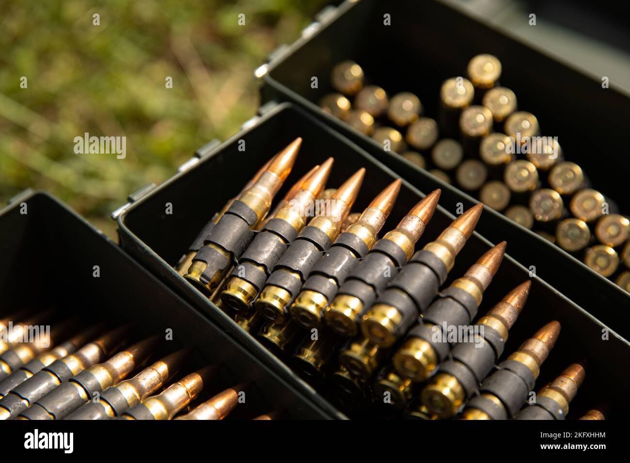 7,62mm munitions pour la mitrailleuse M240B sont mises en scène pour un tir en direct avec les États-Unis Marines avec combat Logistics Battalion 4, combat Logistics Regiment 3, 3rd Marine Logistics Group in the Central Training Area, Okinawa, Japon, 13 octobre 2022. Les Marines ont tiré la mitrailleuse M240B et la mitrailleuse Browning M2 .50 pour augmenter leur létalité et leur compétence avec les systèmes d'armes. 3rd le MLG, basé à Okinawa, au Japon, est une unité de combat déployée à l’avant qui sert d’épine dorsale complète de soutien logistique et de service de combat du MEF III pour les opérations dans l’ensemble de l’Indo-Pacific A. Banque D'Images