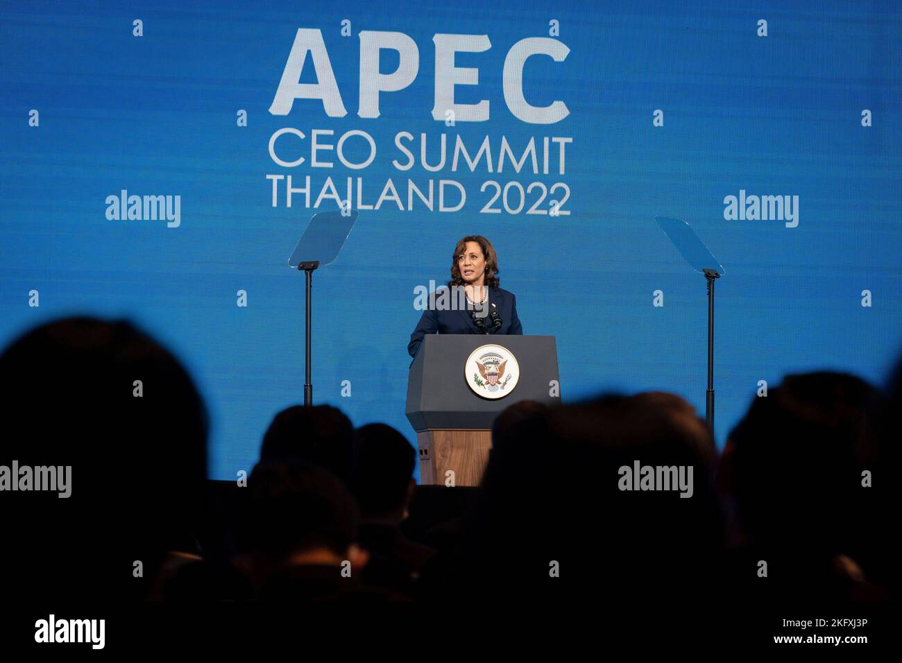 Bangkok, Thaïlande. 18th novembre 2022. Le vice-président américain, Kamala Harris, s'adresse au Sommet des PDG de l'APEC du Forum de coopération économique Asie-Pacifique, à 18 novembre 2022, à Bangkok, en Thaïlande. Crédit : Lawrence Jackson/White House photo/Alamy Live News Banque D'Images