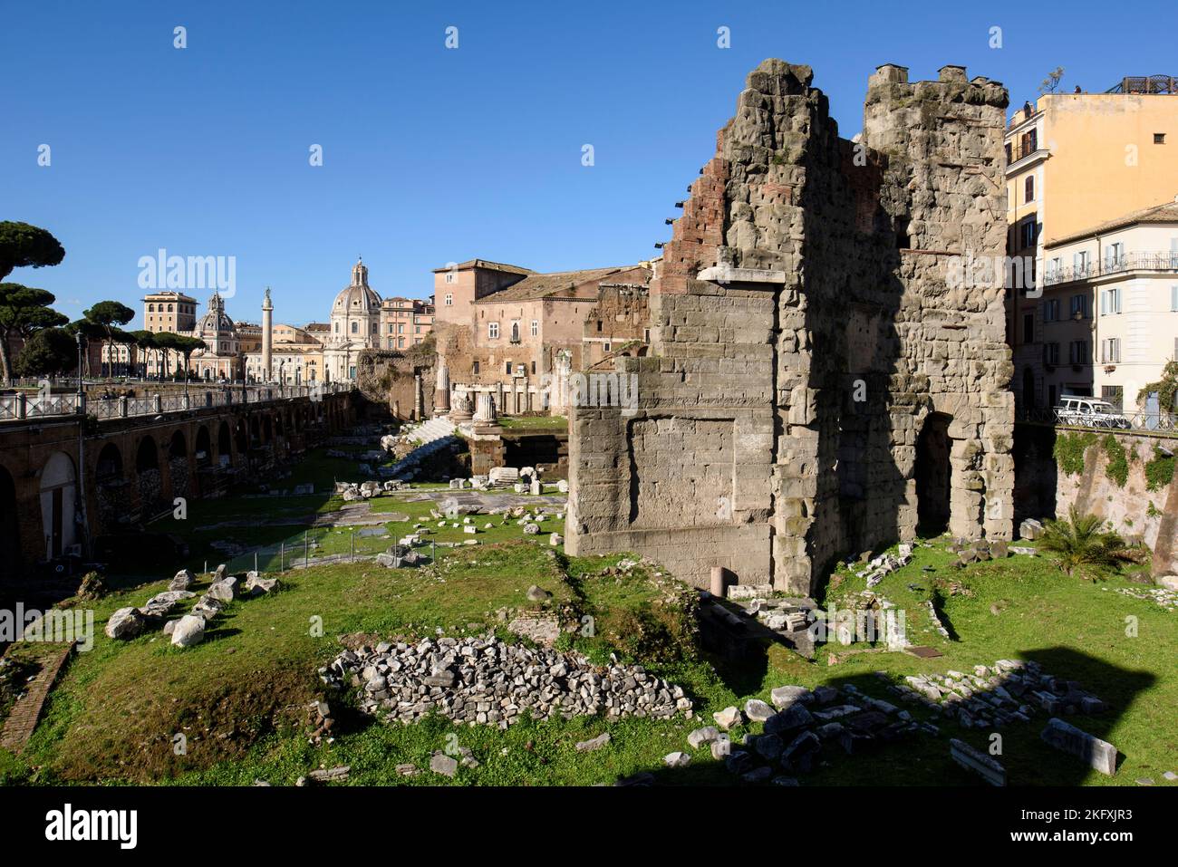 Rome. Italie. Vue du Forum de Nerva vers le Forum d'Auguste avec l'Absidata de Porticus, à droite. Le forum a été entouré par un mur qui pr Banque D'Images