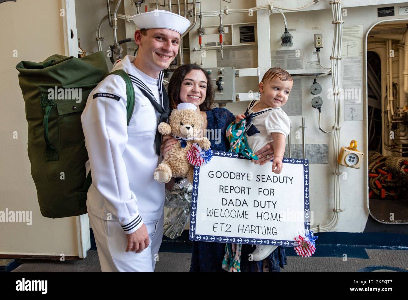 Le technicien de l'électronique de la marine américaine 2nd classe Corey Hartung, affecté au navire de transport amphibie de classe San Antonio USS Arlington (LPD 24), se réunit avec sa famille à bord de l'Arlington, le 13 octobre 2022. Arlington fait partie du Kearsarge Amphiobie Ready Group et revient d'un déploiement de sept mois dans la zone d'exploitation de la flotte américaine 6th, sous le commandement et le contrôle de la Task Force 61/2 pour défendre les intérêts américains, alliés et partenaires. Banque D'Images