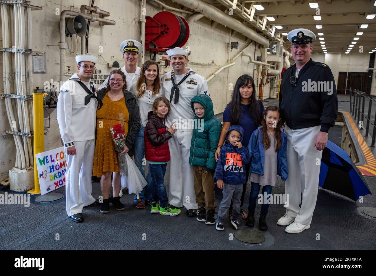 L'équipe de l'ombudsman du navire de transport amphibie de classe San Antonio USS Arlington (LPD 24), pose une photo avec leurs familles et la direction d'Arlington, le 13 octobre 2022. Arlington fait partie du Kearsarge Amphiobie Ready Group et revient d'un déploiement de sept mois dans la zone d'exploitation de la flotte américaine 6th, sous le commandement et le contrôle de la Task Force 61/2 pour défendre les intérêts américains, alliés et partenaires. Banque D'Images