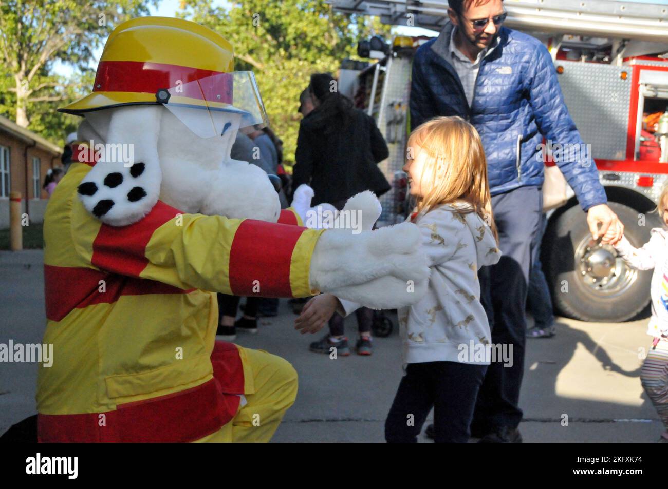 Un enfant va pour une photo avec Sparky le chien de feu. Les services d'incendie et d'urgence de fort Leavenworth ont organisé une journée portes ouvertes à la caserne de pompiers 2 pour aider à célébrer et à sensibiliser la population à la semaine de la prévention des incendies. Banque D'Images