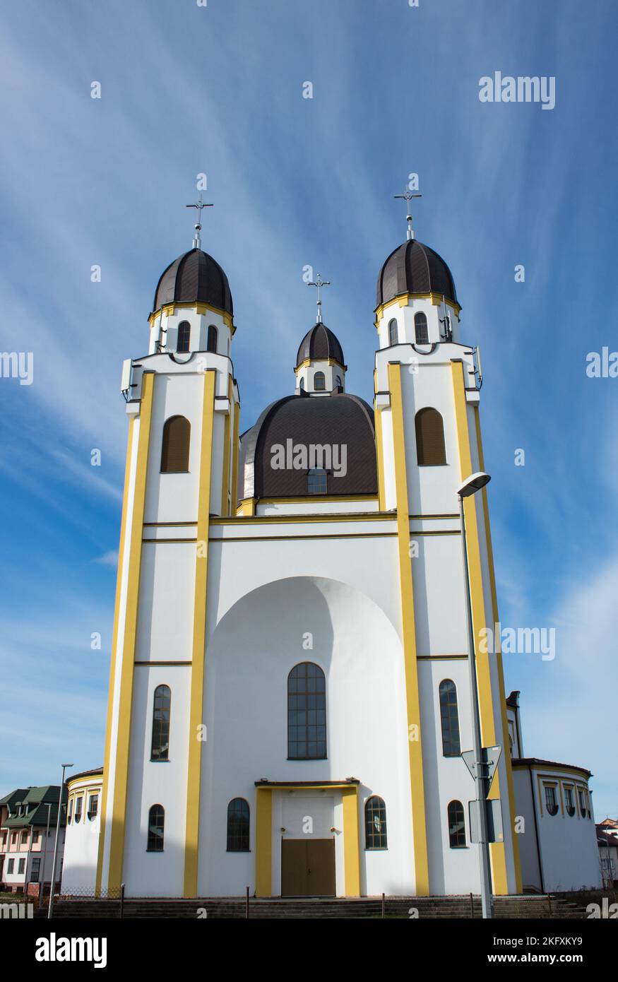 Tour et dômes l'église Saint Charles 22.11.2022 Bialystok Pologne. Jour d'automne ensoleillé et église Saint Charles. Banque D'Images