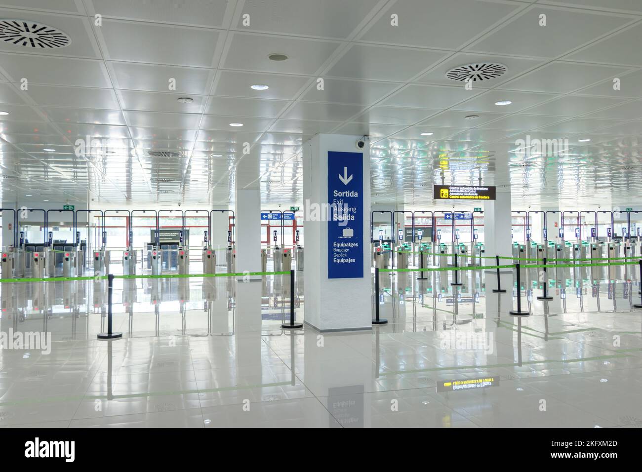 barrières de sécurité automatisées aux contrôles de passeport dans le terminal de l'aéroport de Palma, Majorque Baléares Espagne E-gates EES système européen de sortie et d'entrée Banque D'Images