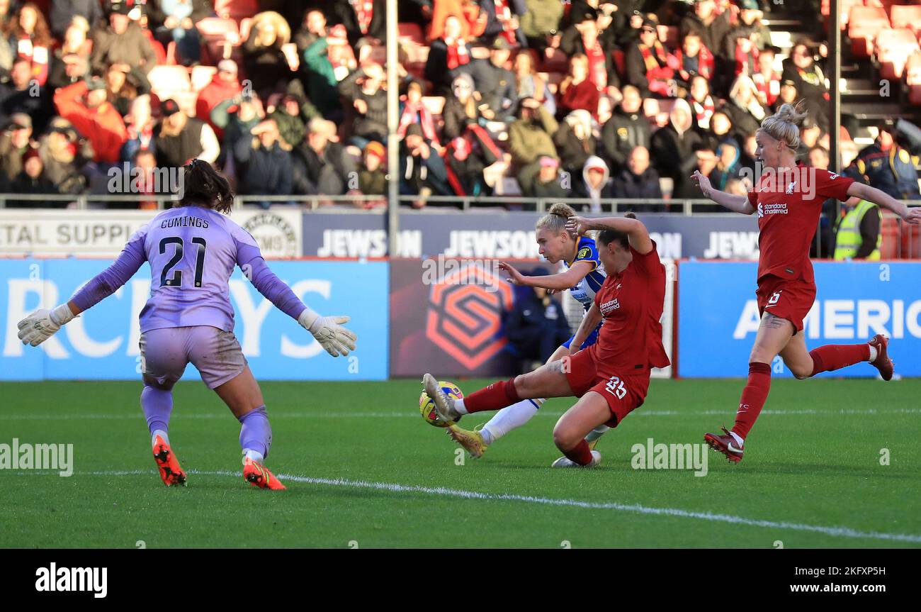 Katie Robinson, de Brighton & Hove Albion Women, a bloqué sa balle par Gilly Flaherty, de Liverpool Women, lors du match de la Super League be de Barclays Banque D'Images