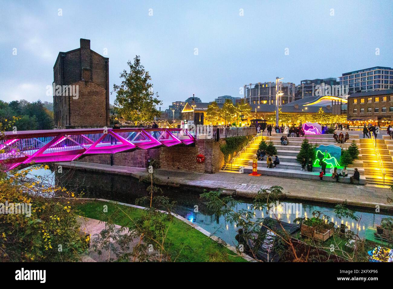 Espérance Bridge et le Canalside Green Steps près du Canal Regents illuminés la nuit à Kings Cross, Camden, Londres, Royaume-Uni Banque D'Images
