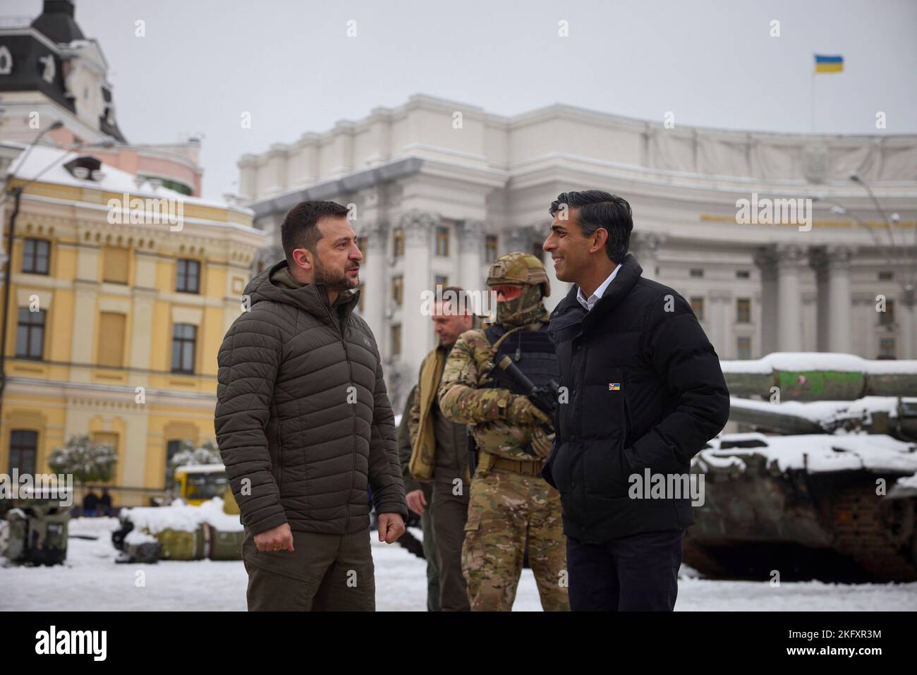 Kiev, Ukraine. 19th novembre 2022. Le président ukrainien Volodymyr Zelenskyy, à gauche, et le Premier ministre britannique Rishi Sunak voient l’exposition de chars russes détruits sur la place Mikhaïlivska, à 19 novembre 2022, à Kiev, en Ukraine. Sunak a fait une visite surprise à Kiev enneigée et a promis des armes anti-aériennes supplémentaires et d'autres technologies de défense aérienne. Credit: Présidence de l'Ukraine/Bureau de presse présidentiel ukrainien/Alamy Live News Banque D'Images