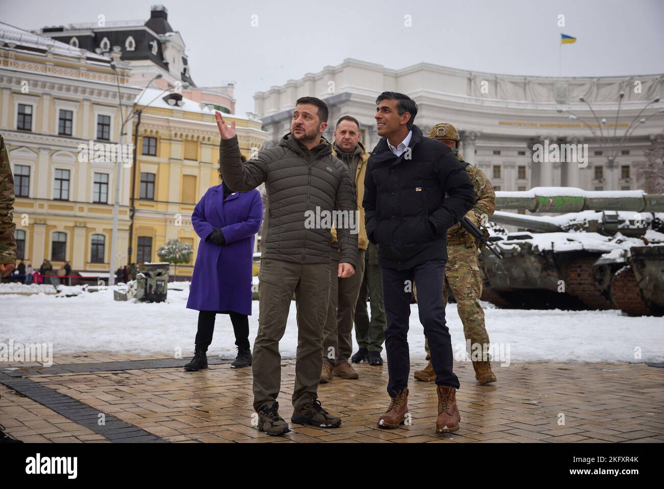 Kiev, Ukraine. 19th novembre 2022. Le président ukrainien Volodymyr Zelenskyy, à gauche, et le Premier ministre britannique Rishi Sunak voient l’exposition de chars russes détruits sur la place Mikhaïlivska, à 19 novembre 2022, à Kiev, en Ukraine. Sunak a fait une visite surprise à Kiev enneigée et a promis des armes anti-aériennes supplémentaires et d'autres technologies de défense aérienne. Credit: Présidence de l'Ukraine/Bureau de presse présidentiel ukrainien/Alamy Live News Banque D'Images