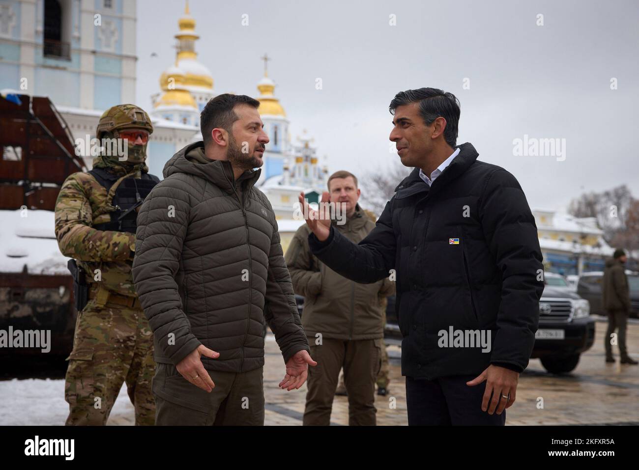 Kiev, Ukraine. 19th novembre 2022. Le président ukrainien Volodymyr Zelenskyy, à gauche, et le Premier ministre britannique Rishi Sunak voient l’exposition de chars russes détruits sur la place Mikhaïlivska, à 19 novembre 2022, à Kiev, en Ukraine. Sunak a fait une visite surprise à Kiev enneigée et a promis des armes anti-aériennes supplémentaires et d'autres technologies de défense aérienne. Credit: Présidence de l'Ukraine/Bureau de presse présidentiel ukrainien/Alamy Live News Banque D'Images