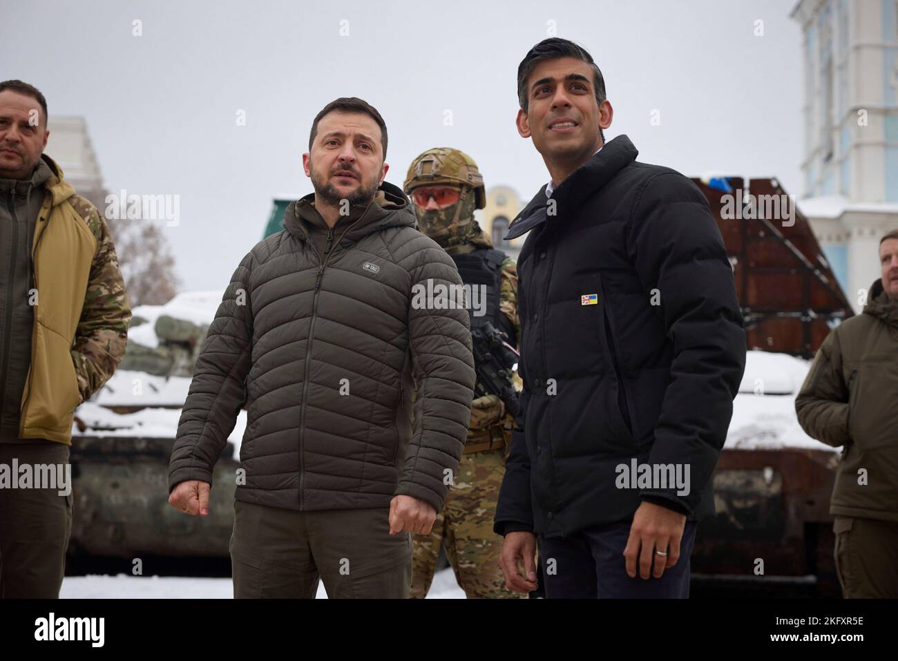 Kiev, Ukraine. 19th novembre 2022. Le président ukrainien Volodymyr Zelenskyy, à gauche, et le Premier ministre britannique Rishi Sunak voient l’exposition de chars russes détruits sur la place Mikhaïlivska, à 19 novembre 2022, à Kiev, en Ukraine. Sunak a fait une visite surprise à Kiev enneigée et a promis des armes anti-aériennes supplémentaires et d'autres technologies de défense aérienne. Credit: Présidence de l'Ukraine/Bureau de presse présidentiel ukrainien/Alamy Live News Banque D'Images
