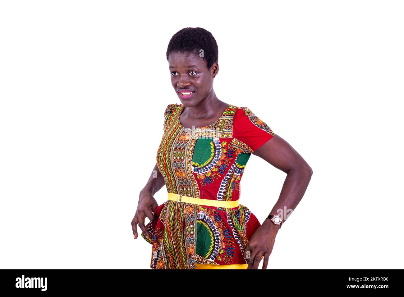 Portrait d'une belle jeune femme africaine en toile de longe traditionnelle, en regardant de côté. Banque D'Images