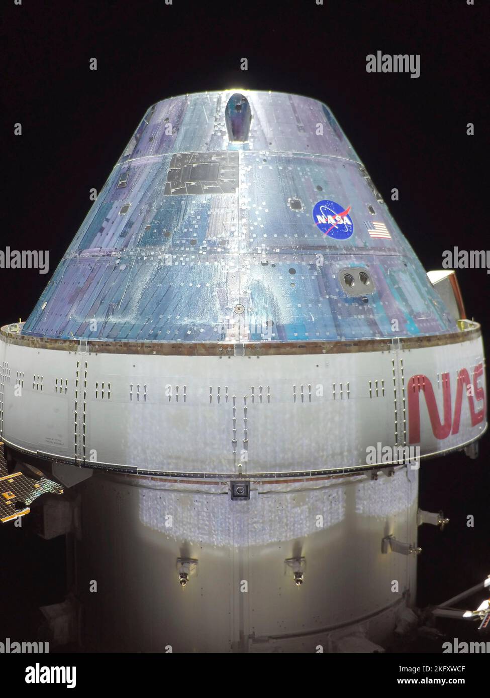 Orbite de la terre, orbite de la terre. 18 novembre 2022. Selfie de la capsule d'équipage Orion en voyage sur la lune, le troisième jour de vol de la mission Artemis I de la NASA, 18 novembre 2022, dans l'orbite terrestre. L'image a été capturée par une caméra à la pointe de l'un des panneaux solaires alors qu'elle se trouvait à 57 000 kilomètres de la Terre. Credit: NASA/NASA/Alamy Live News Banque D'Images