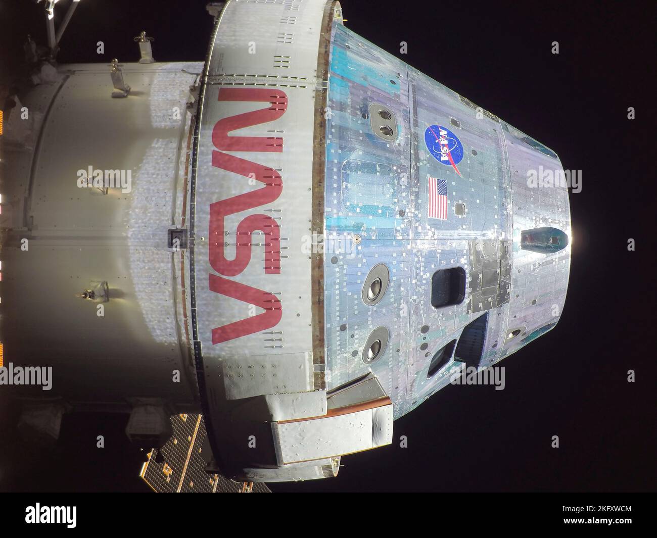Orbite de la terre, orbite de la terre. 18 novembre 2022. Selfie de la capsule d'équipage Orion en voyage sur la lune, le troisième jour de vol de la mission Artemis I de la NASA, 18 novembre 2022, dans l'orbite terrestre. L'image a été capturée par une caméra à la pointe de l'un des panneaux solaires alors qu'elle se trouvait à 57 000 kilomètres de la Terre. Credit: NASA/NASA/Alamy Live News Banque D'Images