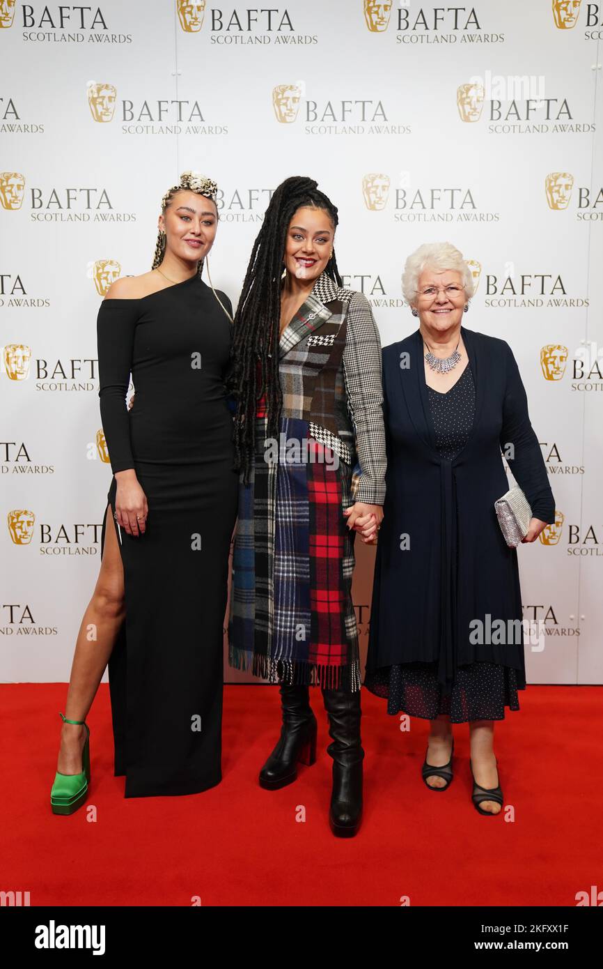 Izuka Hoyle (au centre) avec des membres de la famille arrive au BAFTA Scotland Awards au DoubleTree by Hilton Glasgow Central. Date de la photo: Dimanche 20 novembre 2022. Banque D'Images