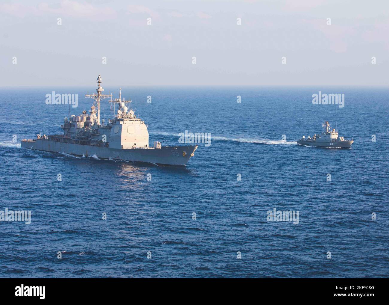 221014-N-KL637-1155 MER ADRIATIQUE (OCT 14, 2022) le croiseur à missiles guidés de classe Ticonderoga USS Leyte Gulf (CG 55) navigue le long du bateau à missiles croate Dubrovnik (RTOP 42) pendant l'activité de vigilance Neptune Strike 22,2 (NEST 22,2), dans la mer Adriatique, le 14 octobre 2022. NEST 22,2 est l'évolution naturelle de la capacité de l'OTAN à intégrer les capacités de guerre maritime haut de gamme d'un groupe de grève des transporteurs pour soutenir la défense de l'alliance en Europe. Banque D'Images