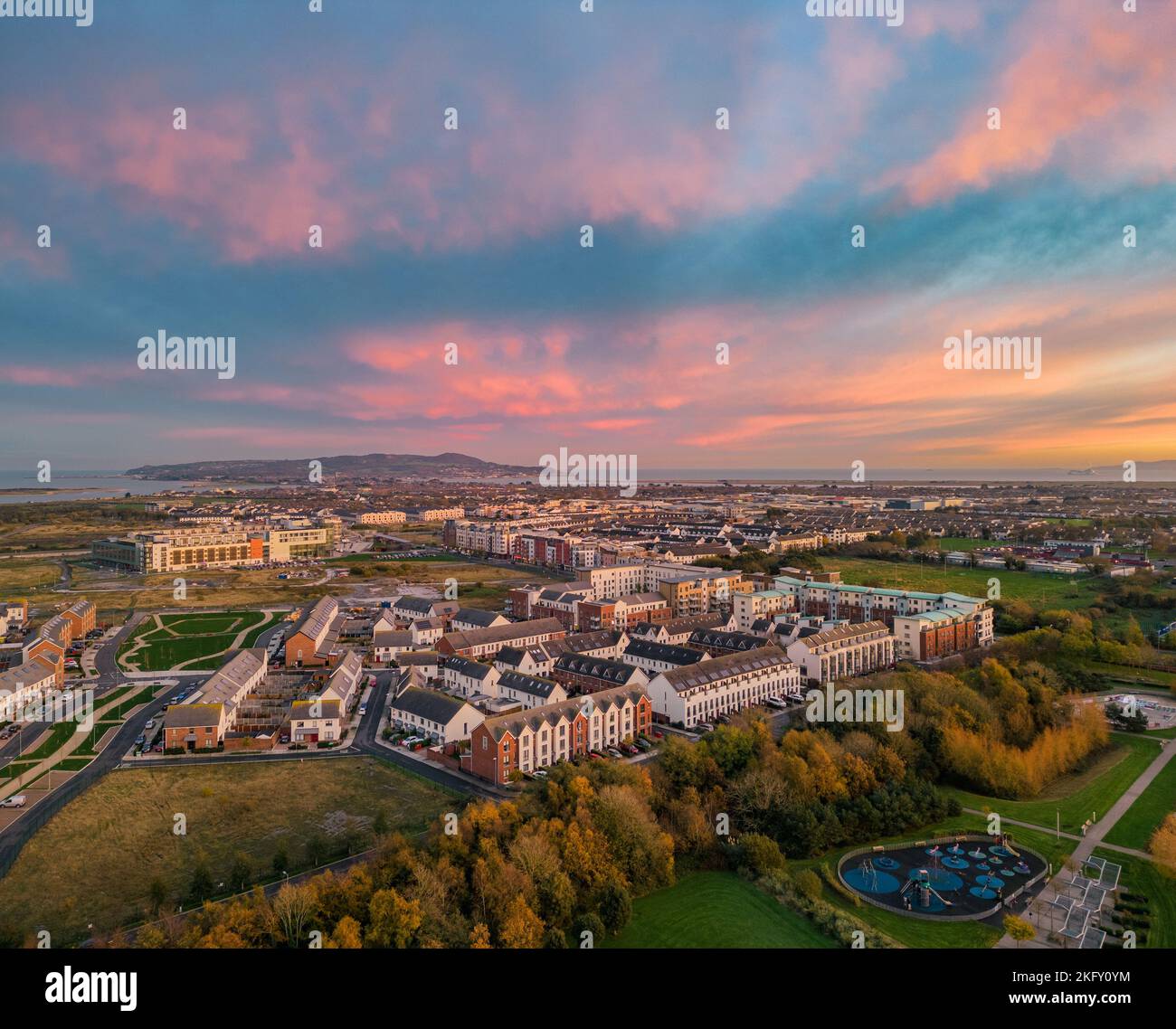 Magnifique coucher de soleil de mi-novembre lumière et couleurs se reflétant sur Clongriffin en direction de Howth et de la baie de Dublin. Banque D'Images