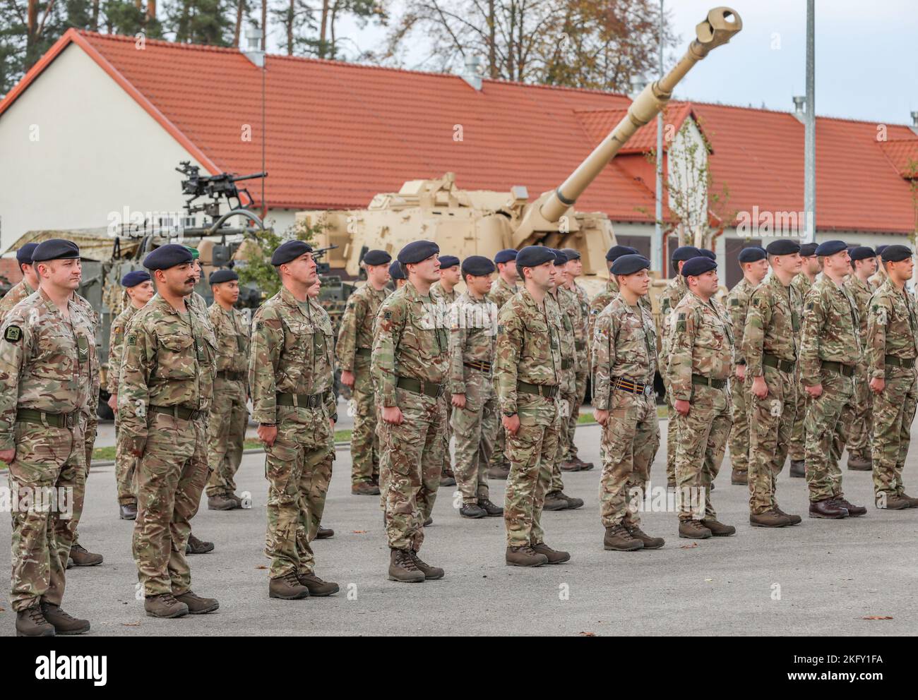 Les soldats de l'armée du Royaume-Uni du groupe de combat de la Pologne avec présence avancée renforcée affectés à la troupe des Dragons noirs et à la troupe des Royal Landers, Prince of Whales, se tiennent en formation lors d'une cérémonie de remise, à Bemowo Piskie, en Pologne, le 14 octobre 2022. L'armée britannique est fière de travailler aux côtés de la division d'infanterie de 1st, des alliés de l'OTAN et des partenaires de sécurité régionaux pour fournir des forces crédibles au corps V, sous le commandement du corps déployé avancé de l'Amérique en Europe. Banque D'Images