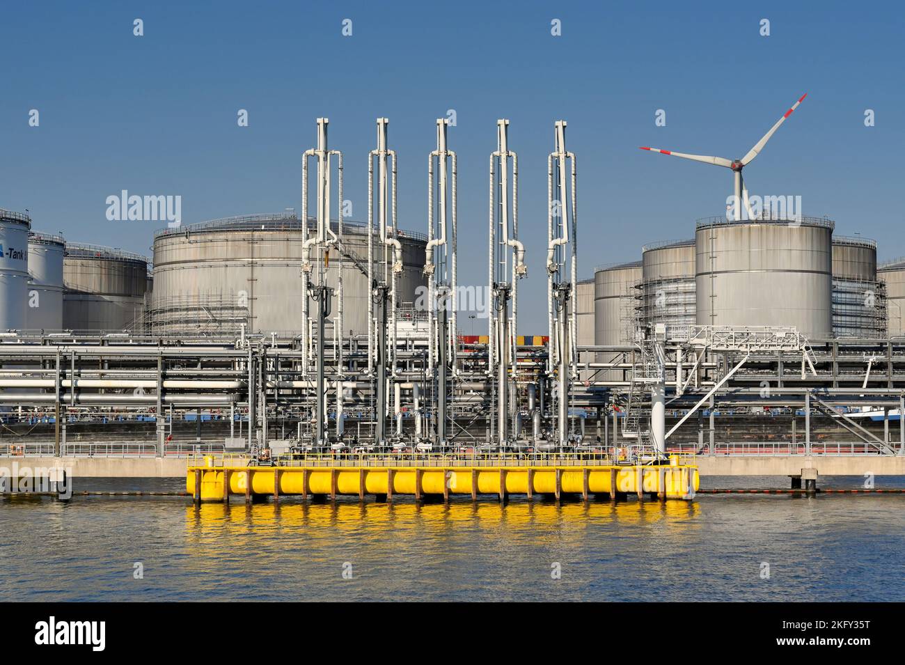 Anvers, Belgique - août 2022 : réservoirs de stockage de carburant et équipements de déchargement de navires sur une jetée au terminal pétrolier de la ville Banque D'Images