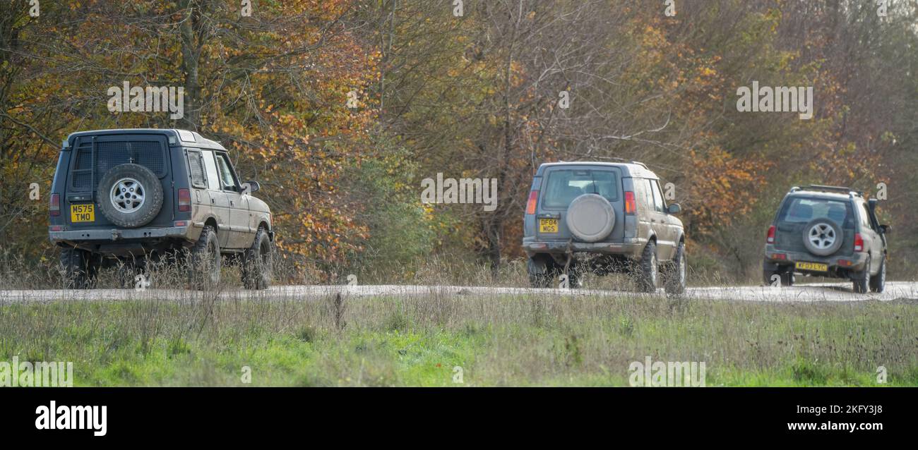 Trois véhicules 4x4 tout-terrain modifiés qui roulent le long d'une piste de boue, Wilts UK Banque D'Images