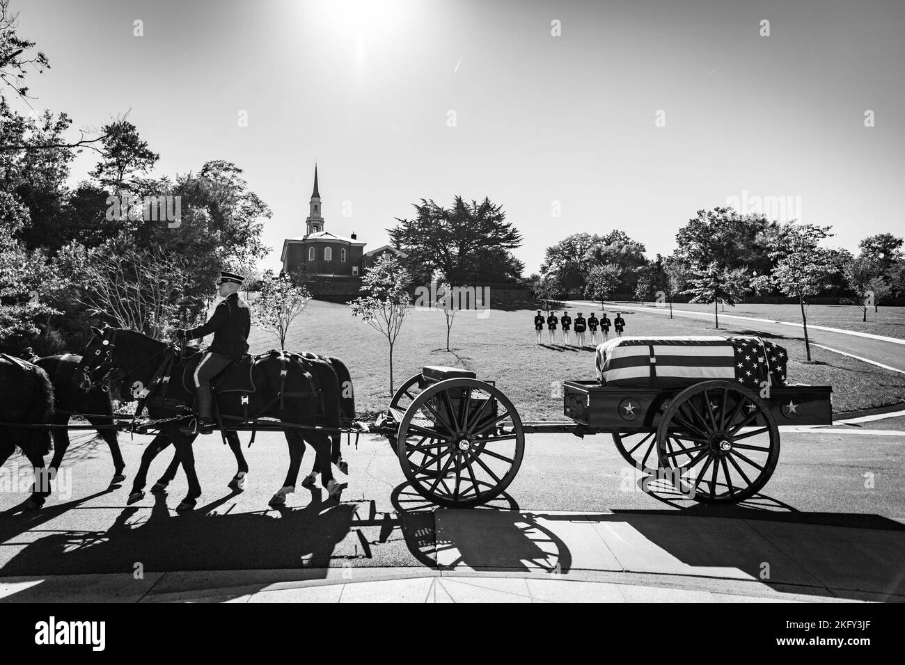 Marines de la bande marine « The President’s Own », Marines de la caserne Marine, Washington, D.C. (8th et I), Et le peloton de caisson, 3D U.S. Infantry Regiment (The Old Guard), effectue des funérailles militaires avec escorte funéraire pour le major Brendan O’Donnell du corps des Marines des États-Unis, dans la section 83 du cimetière national d'Arlington, Arlington, Virginie, le 14 octobre 2022. O’Donnell est entré dans le corps des Marines en octobre 1950 et a combattu pendant la guerre de Corée en tant que second lieutenant. Au début d’avril 1951, O’Donnell était devenu chef de peloton de la Compagnie D, 2nd Bataillon du 7th Marine Regiment, soutenant l’Armée de terre Banque D'Images