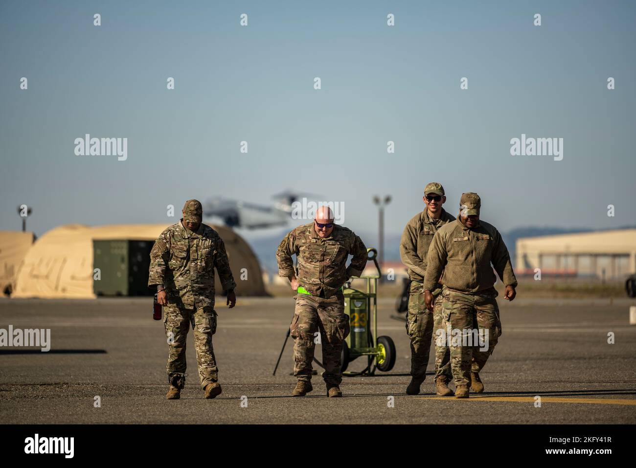 Des aviateurs américains affectés à l'escadron d'intervention en cas d'urgence 921st marchent ensemble pendant l'exercice Dragon Spark à la base aérienne de Travis, Californie, le 14 octobre 2022. L'exercice Dragon Spark a offert aux unités de l'aile 60th de la mobilité aérienne et de l'aile 621st de l'intervention en cas d'urgence l'occasion de synchroniser les opérations en vue d'une catastrophe nationale. Banque D'Images