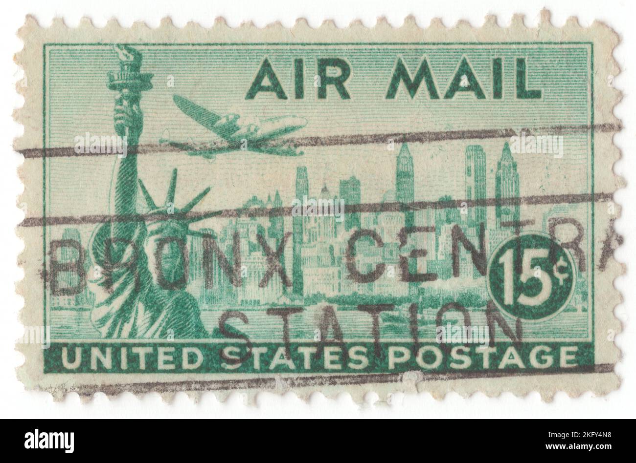 États-Unis - 1947 : timbre Air Post bleu-vert de 15 cents représentant la Statue de la liberté et le Skyline de New York. Pour le prépaiement de l'affranchissement sur tous les envois postaux envoyés par avion. Sculpture néoclassique colossale sur Liberty Island, dans le port de New York, aux États-Unis. La statue en cuivre, un cadeau du peuple français, a été conçue par le sculpteur français Frédéric Auguste Bartholdi et son cadre métallique a été construit par Gustave Eiffel. La statue a été dédiée sur 28 octobre 1886. La statue est une figure de Libertas, une déesse romaine rodée de la liberté Banque D'Images